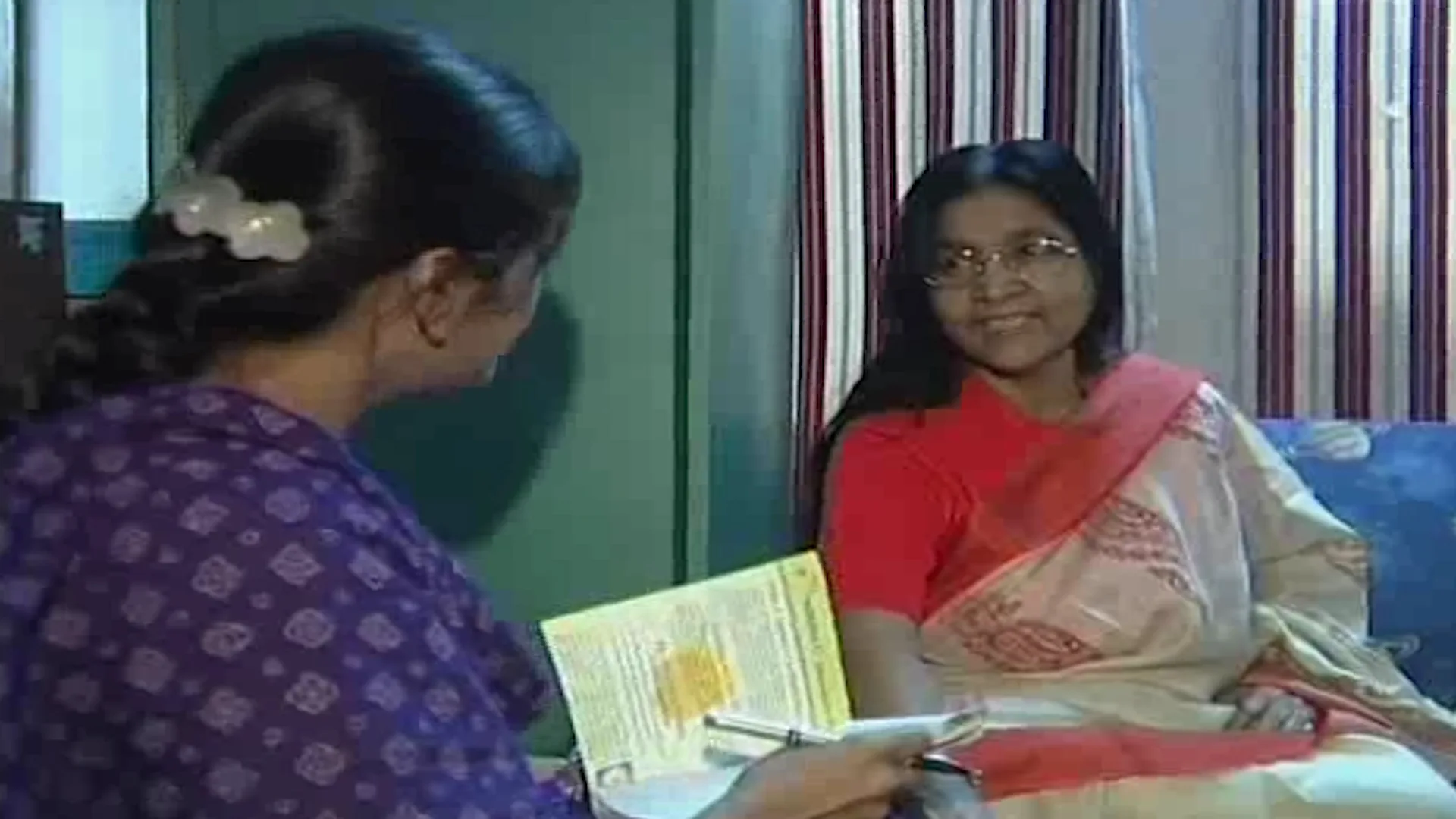 ছবি-৯) ভাষাসংগ্রামী হালিমা খাতুনের সাথে সাক্ষাতকারে লেখক ১৬ ফেব্রুয়ারি ২০০৫