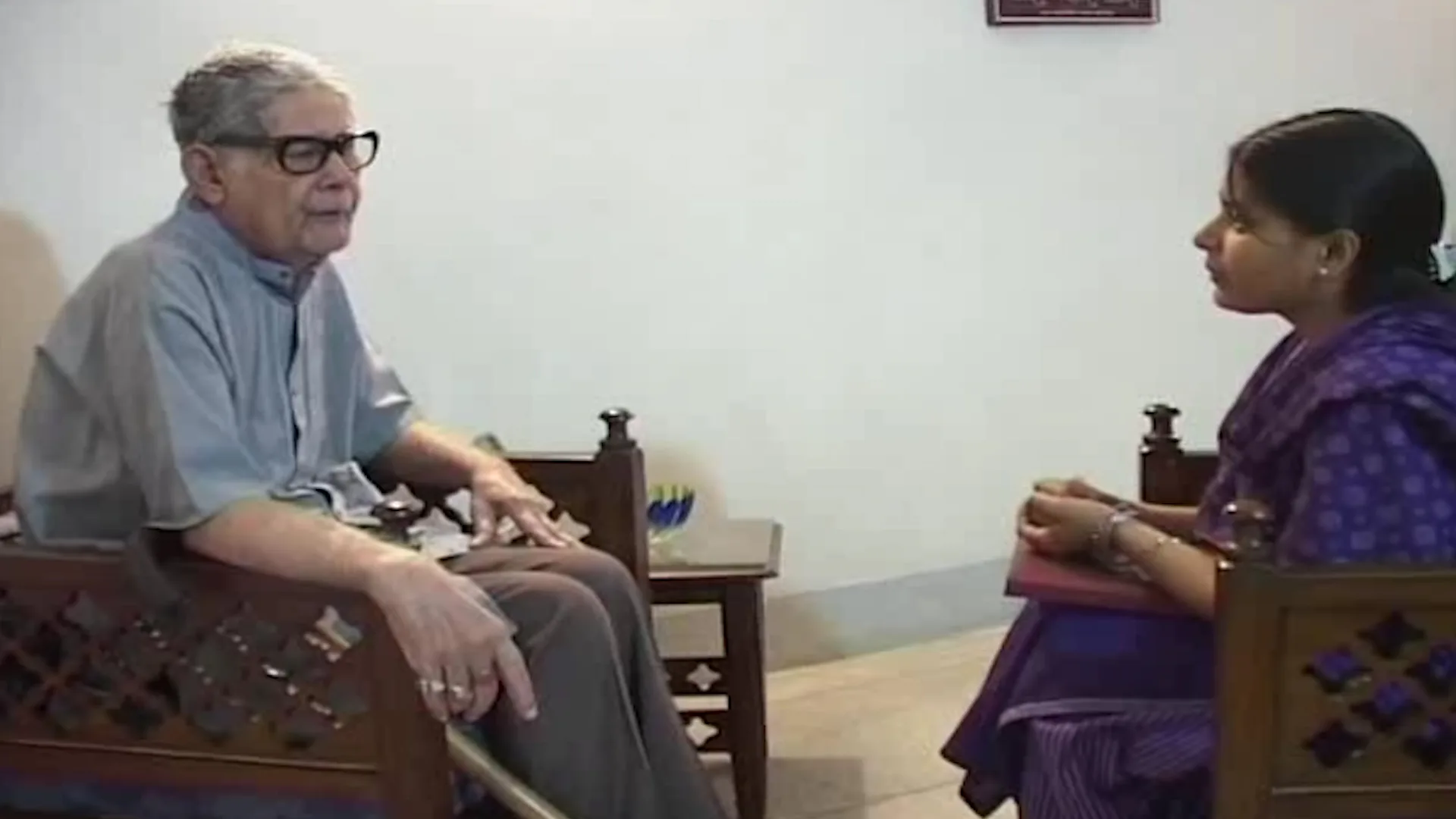 ছবি-৩) ভাষা সংগ্রামী অলি আহাদ’র সাক্ষাতকার গ্রহণে লেখক ১২ ফেব্রুয়ারি ২০০৫